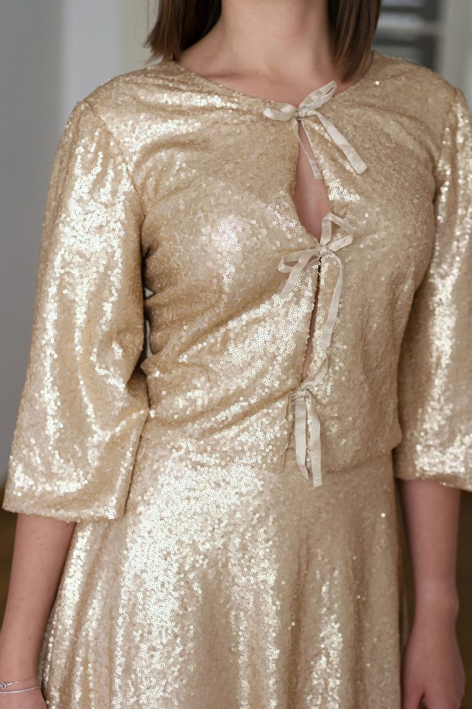 Bluză cu fundițe și paiete aurii S/38