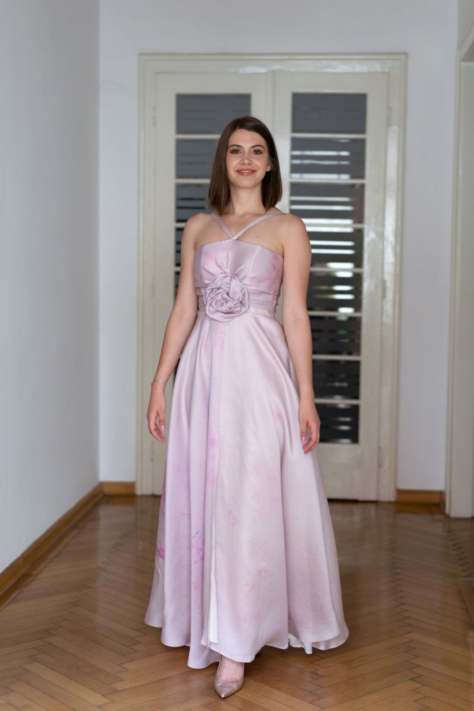 Rochie lungă din organza de mătase cu floare în talie S/38