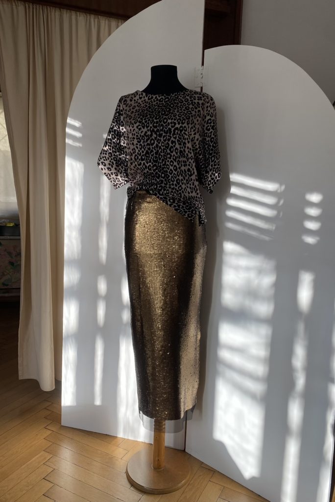 Fusta paiete bluza imprimeu leopard.