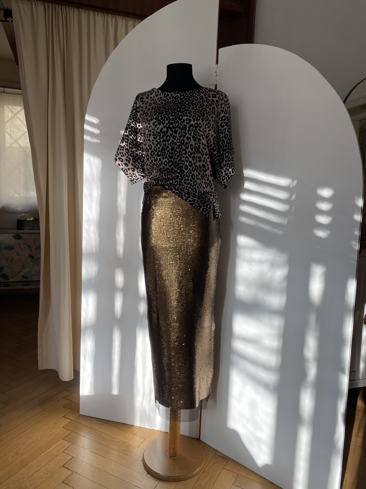Fusta paiete bluza imprimeu leopard.