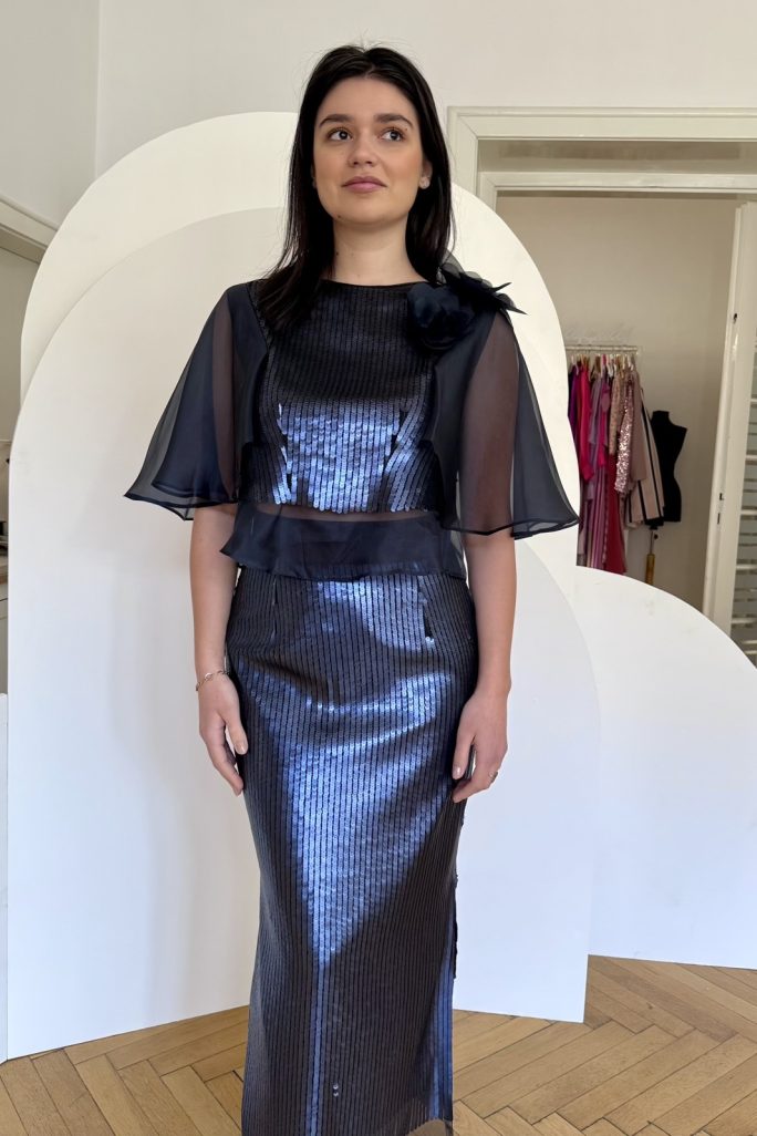 Bluza paiete navy cu accente organza matase si fusta midi, dreapta, din aceleasi paiete navy.