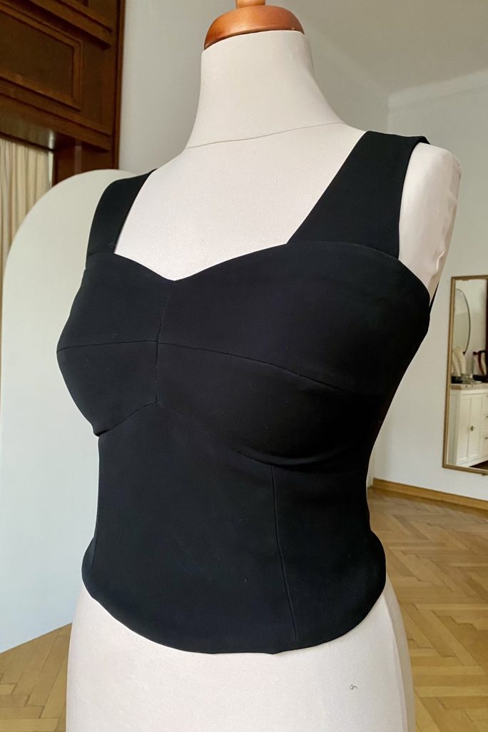 Corset negru retro croit din crep mat.