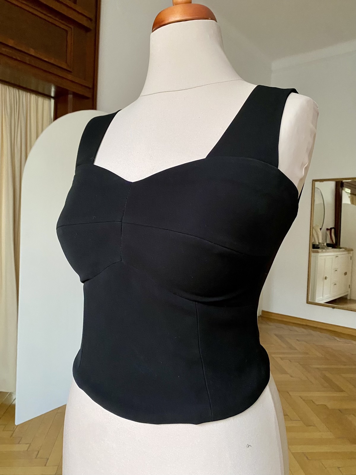 Corset negru retro croit din crep mat.