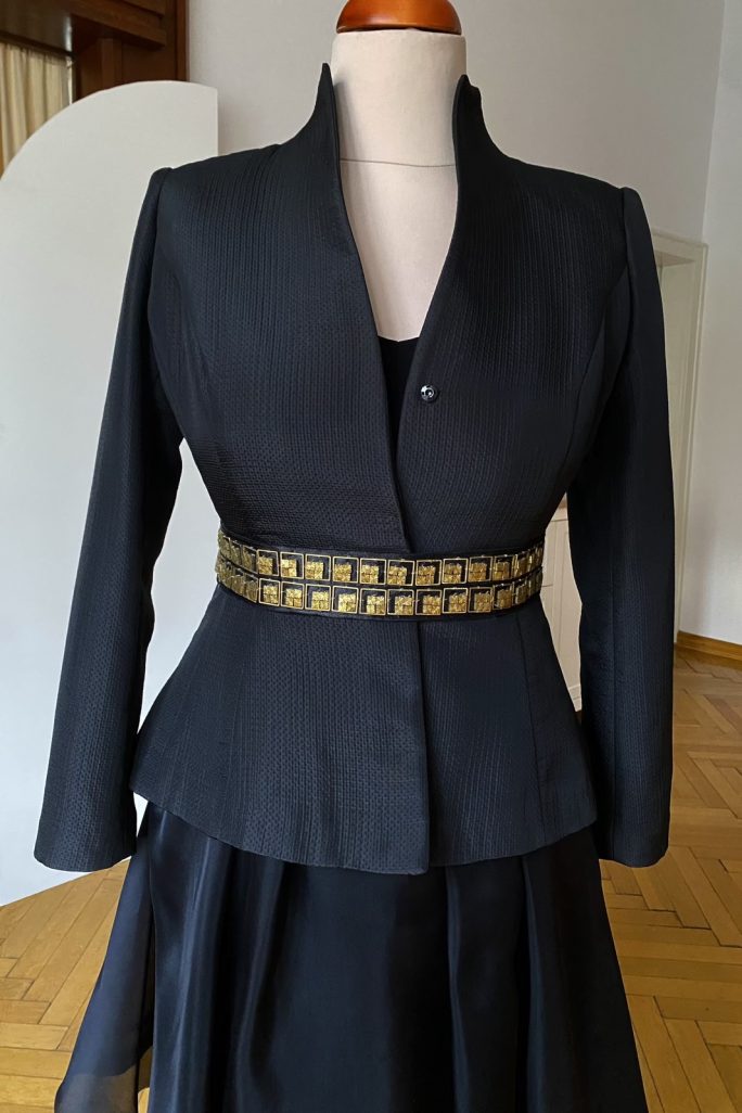 Sacou negru cu centura aplicatii aurii pe negru.