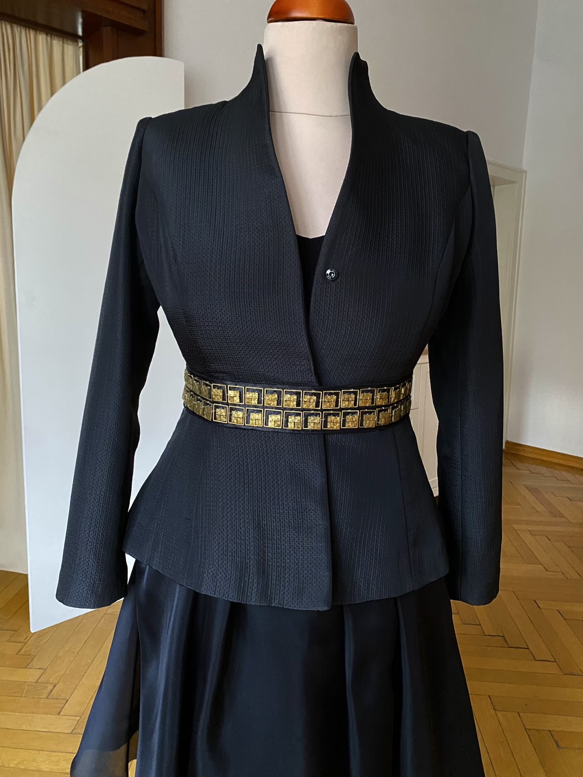Sacou negru cu centura aplicatii aurii pe negru.