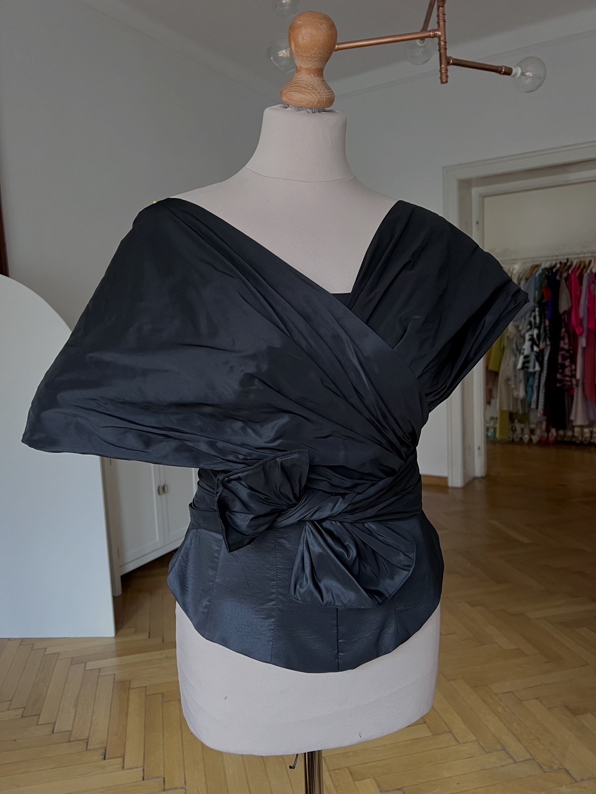 Corset negru cu drapaj petrecut din tafta neagra fas.