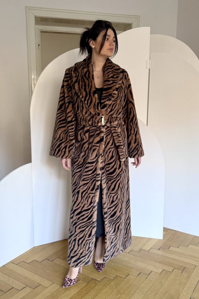 Palton maxi blanita tigru cu centura in talie si maneci evazate.