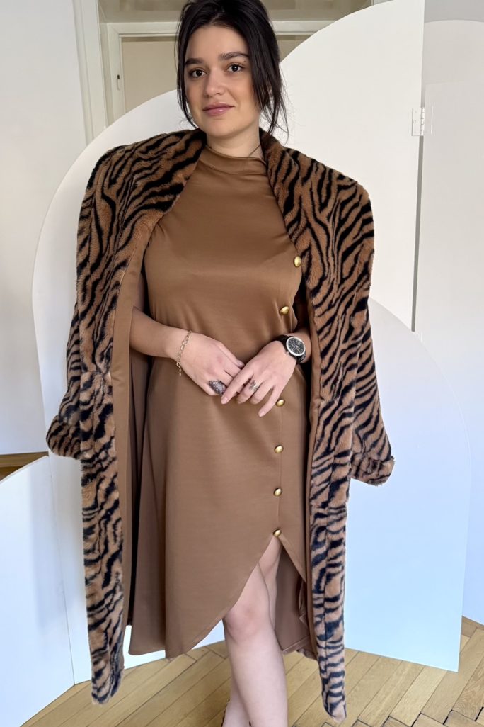 Palton midi blanita tigru maro cu dungi negre.