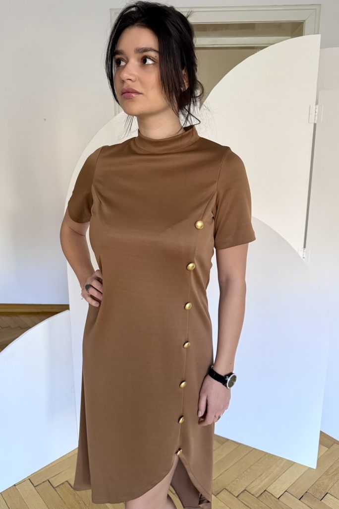 Rochie caramel cu nasturi aurii din scuba crep.
