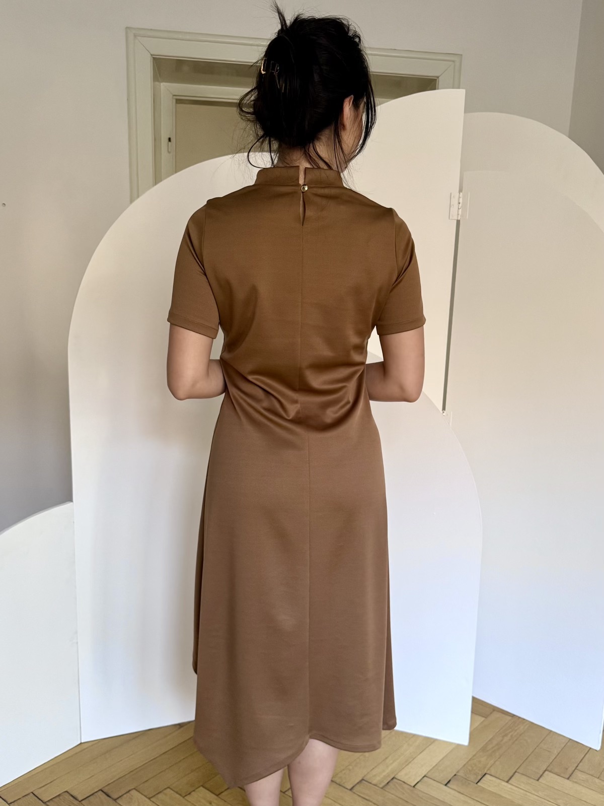 Rochie caramel cu nasturi aurii din scuba crep.