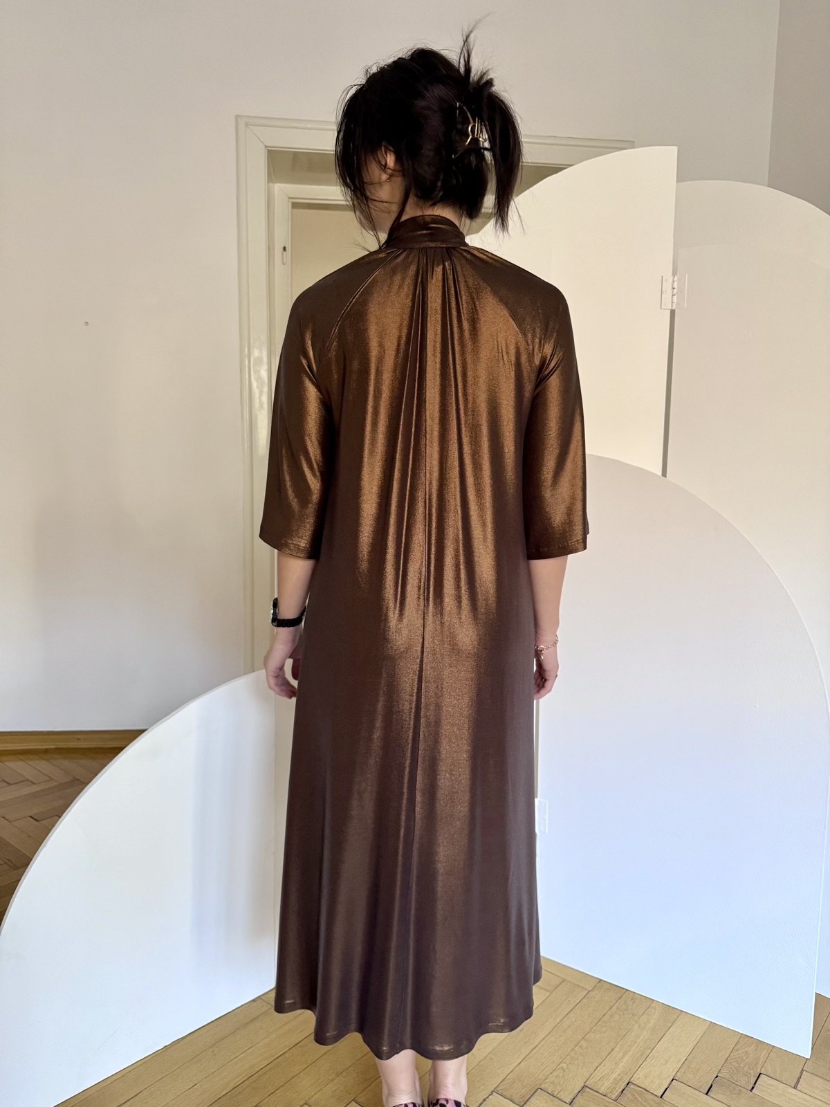 Rochie fundă jerse bronz.