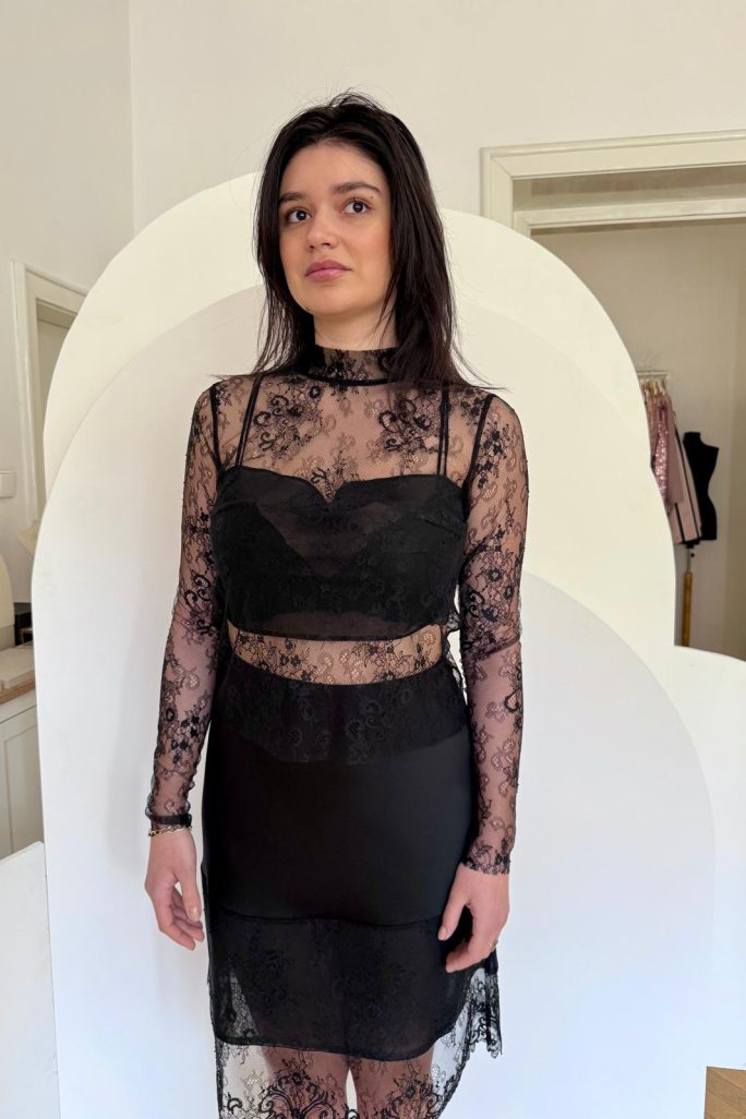 Bluza dantela neagra frantuzeasca cu dublura bust si fusta asortata cu bordura dantela neagra.