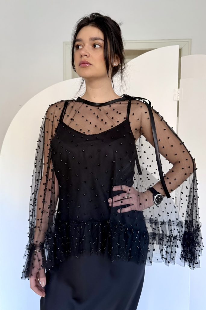 Capa neagra tulle cu perle, peste rochie slipdress satin negru.