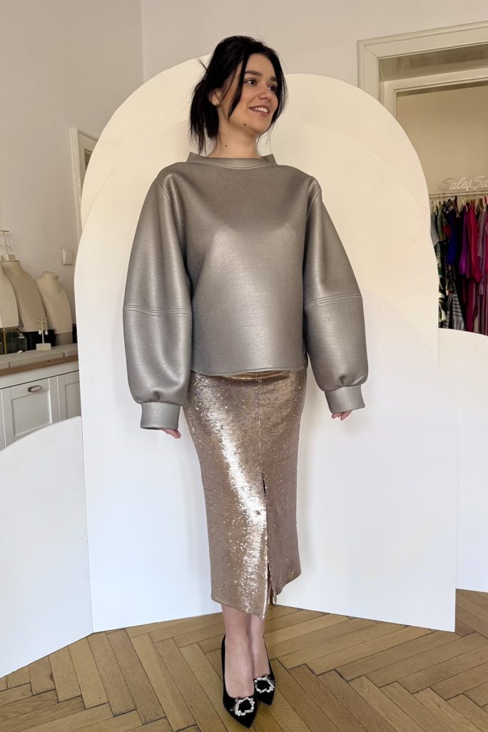 Bluza scuba argintiu silver oversize peste fusta conica paiete sampanie.