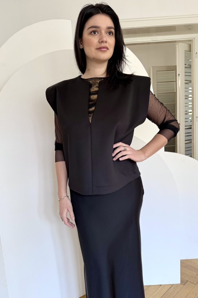 Bluza vesta neagra din scuba peste bluza tulle si fusta satin negru.