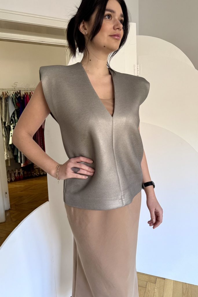 Bluza vesta argintie cu umeri supradimensionati, peste fusta vascoza bej caramel.