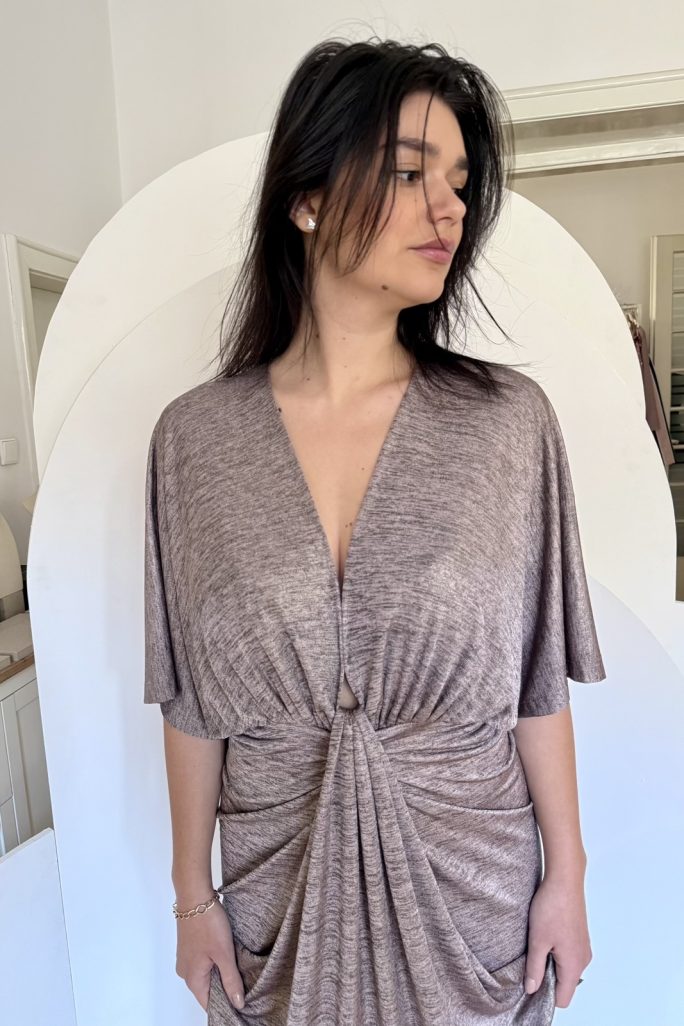 Rochie LAVANDA maxi jerse pelicula este o rochie lunga, cu croi pe drept in partea de jos, cu pliuri suprapuse la talie si bust bluzat.