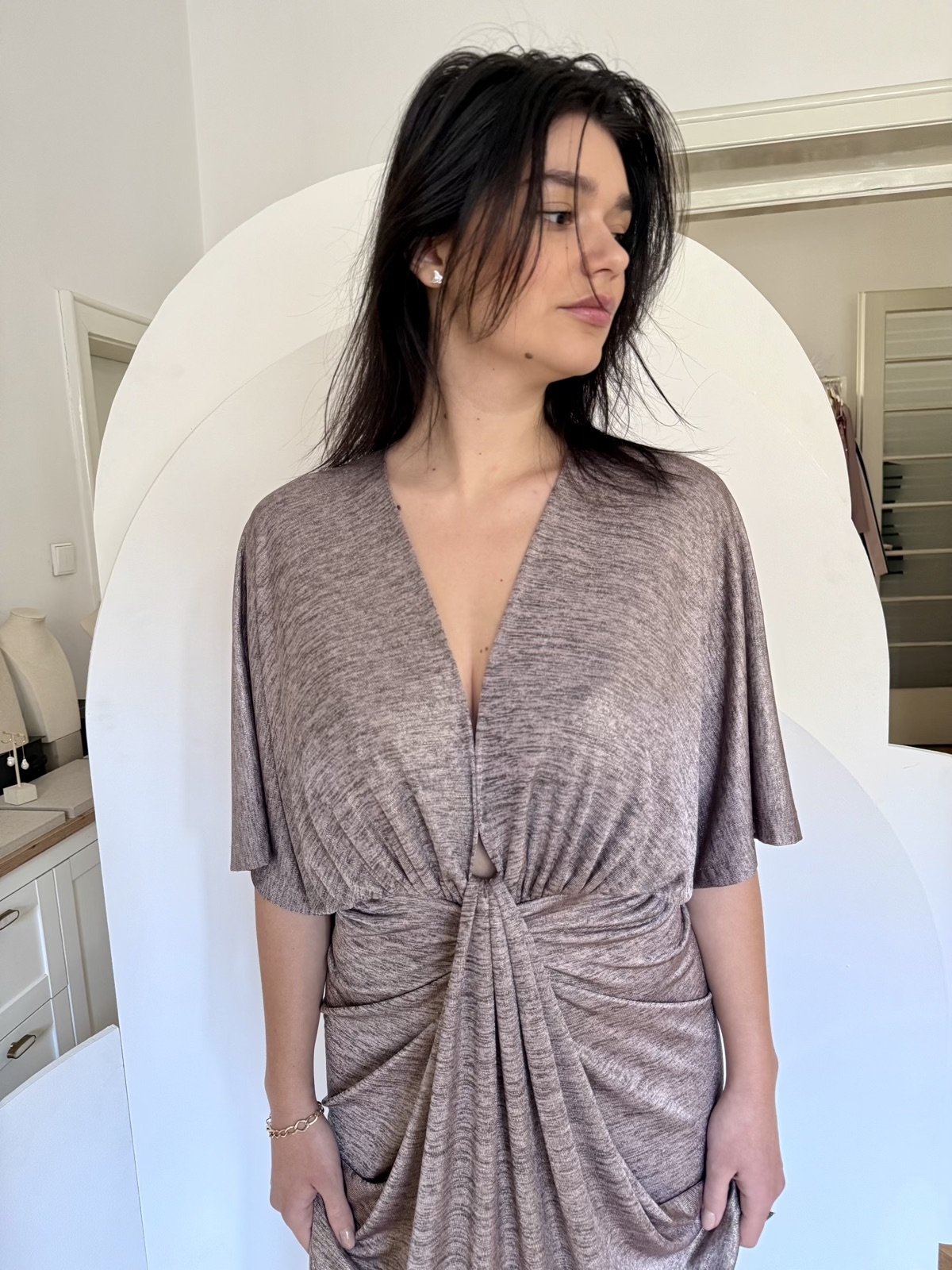 Rochie LAVANDA maxi jerse pelicula este o rochie lunga, cu croi pe drept in partea de jos, cu pliuri suprapuse la talie si bust bluzat.