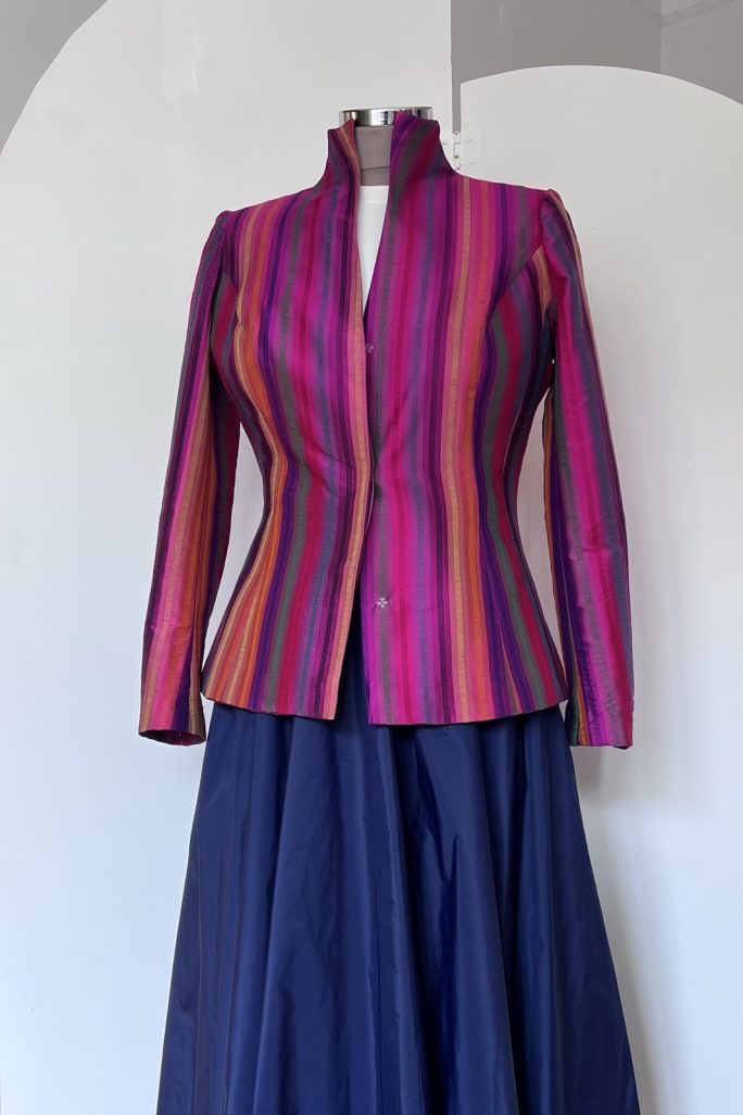 Sacou cambrat mătase dungi cyclam si fusta navy tafta fas.