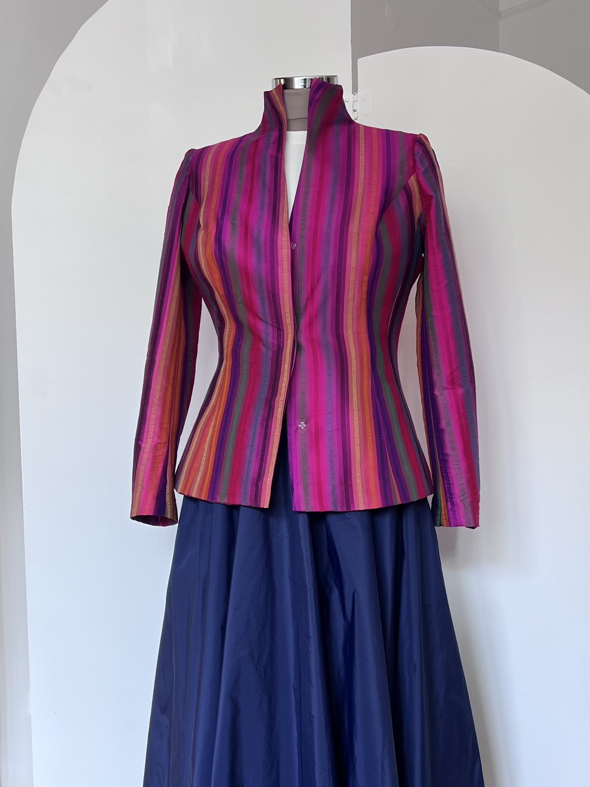 Sacou cambrat mătase dungi cyclam si fusta navy tafta fas.