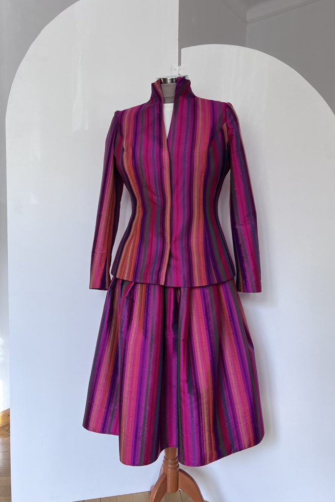 Fustă shantung dungi cyclam cu sacou asortat.