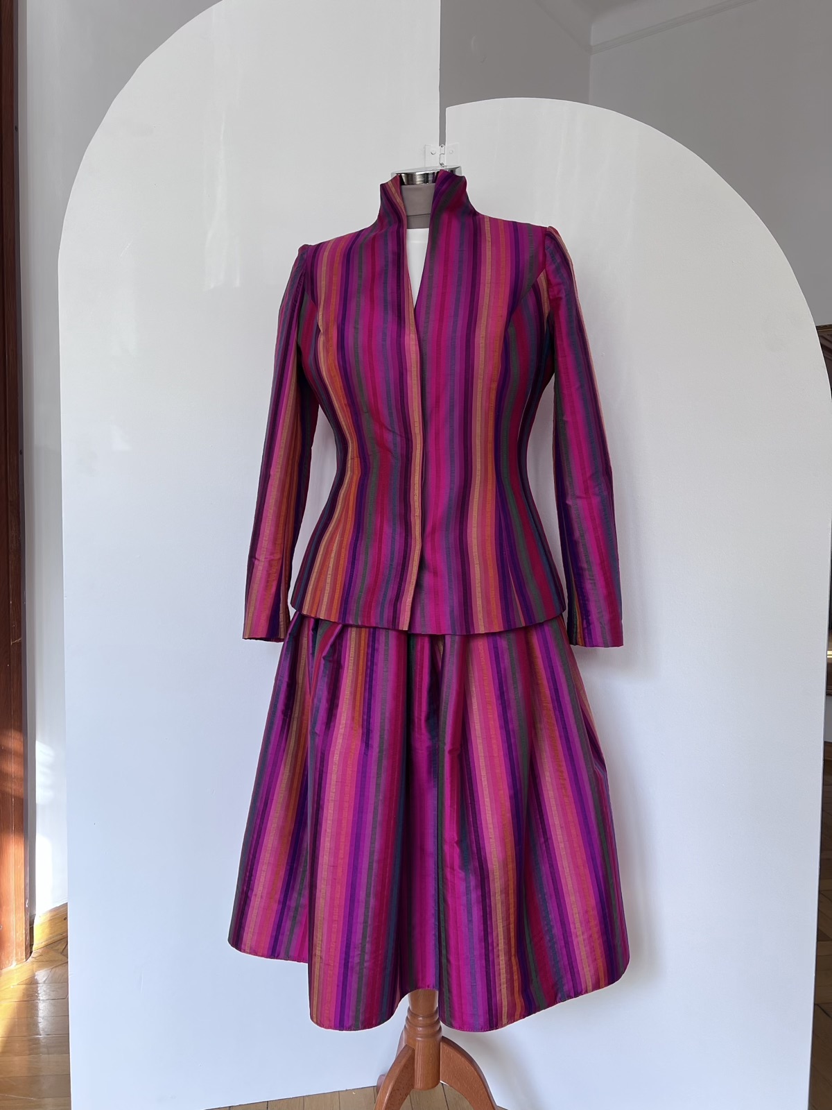 Fustă shantung dungi cyclam cu sacou asortat.