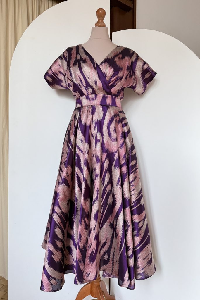 Rochia petrecută devore mătase cyclam.