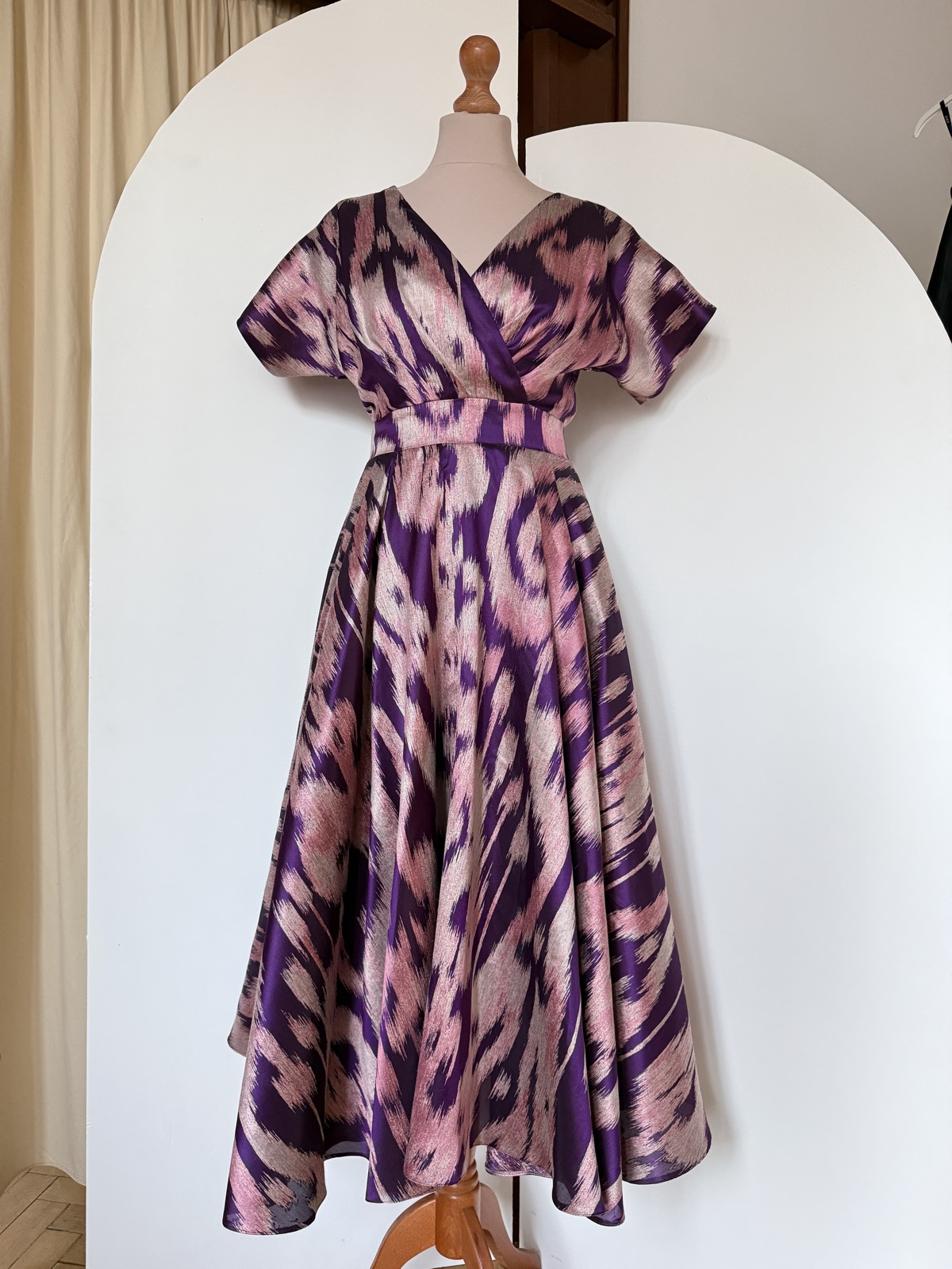 Rochia petrecută devore mătase cyclam.